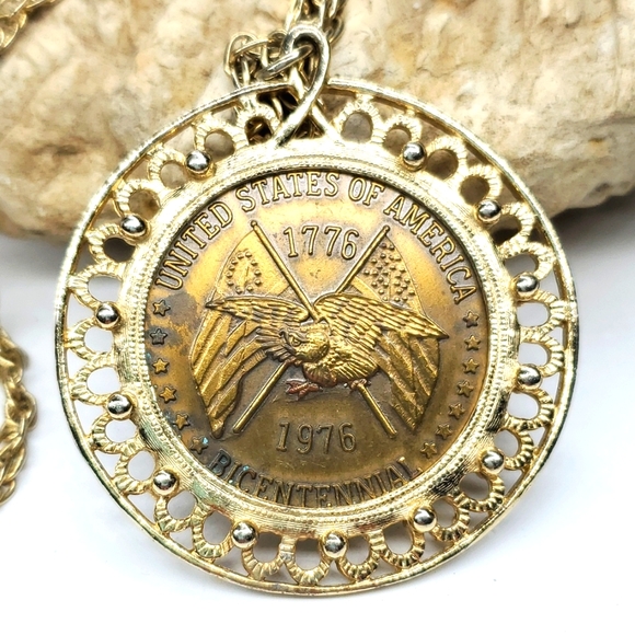 Vintage Liberty Bell Bicentennial Coin Pendant with Gold Toned Necklace - Picture 3 of 8